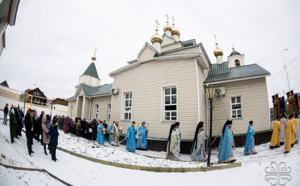 Преподаватели и студенты семинарии приняли участие в праздничном богослужении по случаю престольного праздника Покровской обители г. Якутска