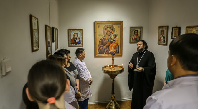 Ректор Якутской духовной семинарии посетил пациентов хосписа